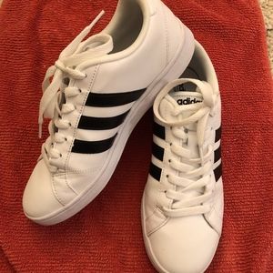 Adidas women's court sneaker size 7M white/black